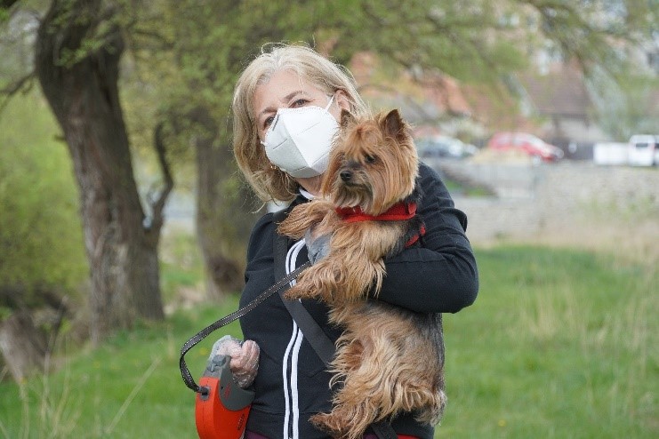 Frau mit Hund